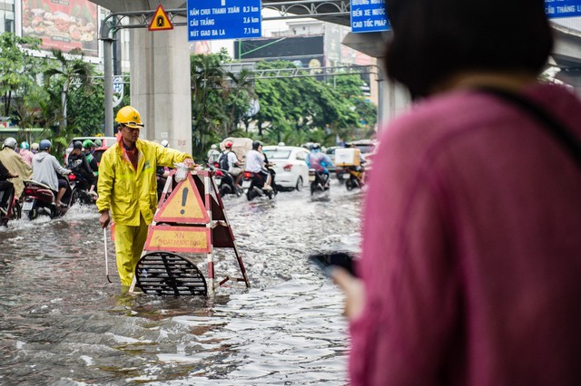 Chùm ảnh: Mưa lớn khiến nhiều tuyến phố của Hà Nội ngập sâu trong nước - Ảnh 11